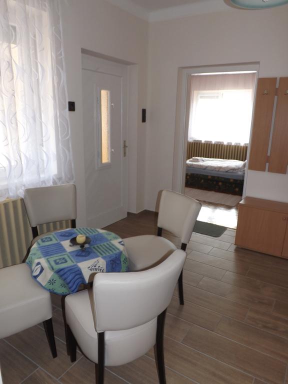 Fagyoengy Apartment Sarvar Phòng bức ảnh